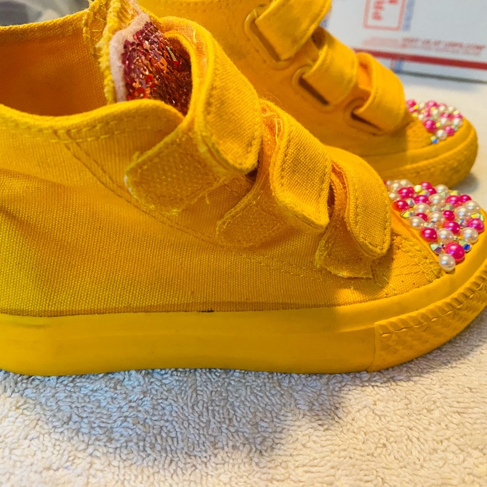 OCOEE toddler girls sneakers size 27 - Shiny Pearl Accents - Unique - box 57